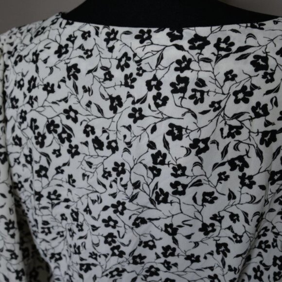 NWT ASTR Ivory Black Ditsy Wrap Blouse Sz M - Picture 7 of 9